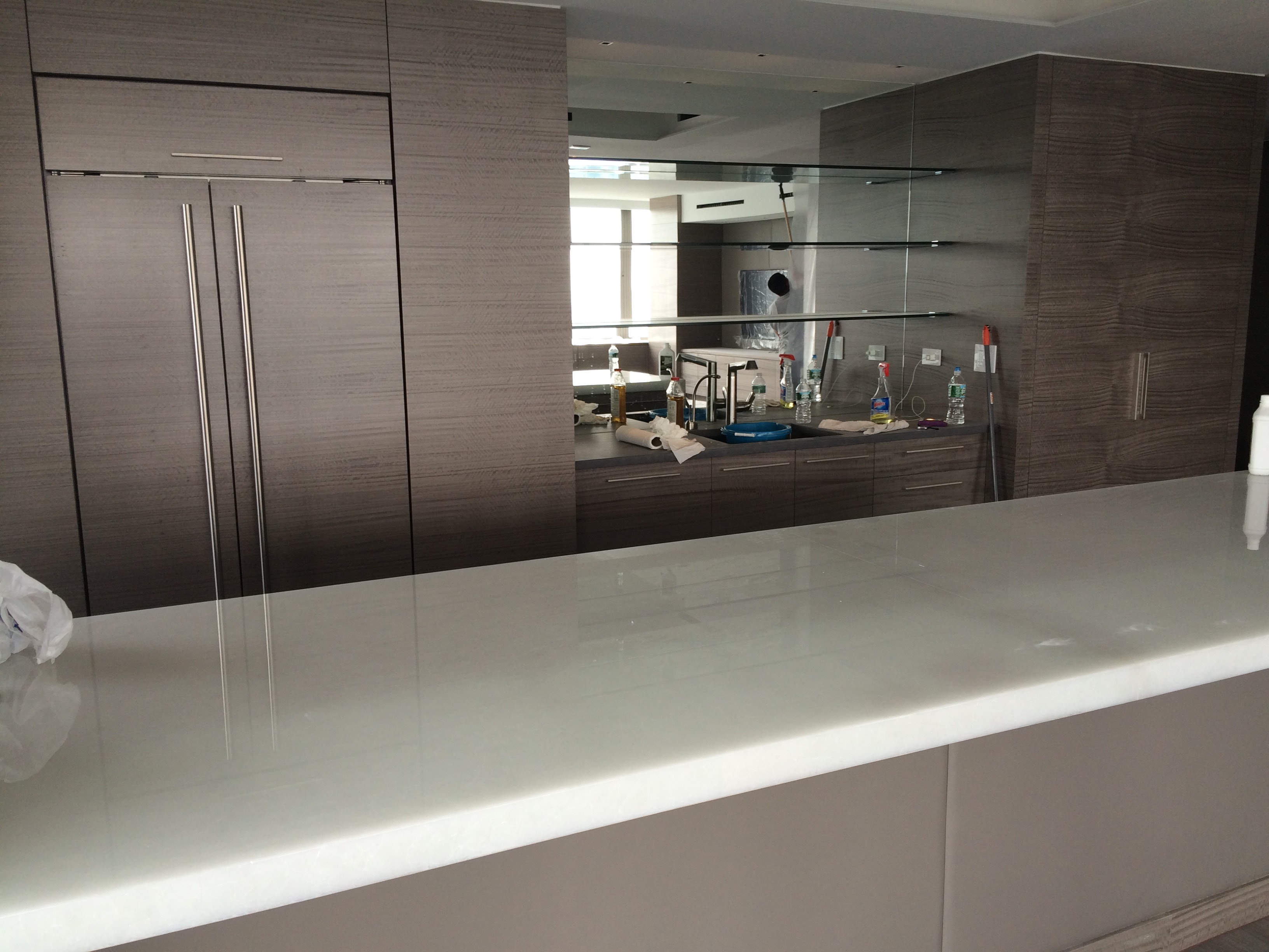 Modern kitchen with white countertop and mirror backsplash